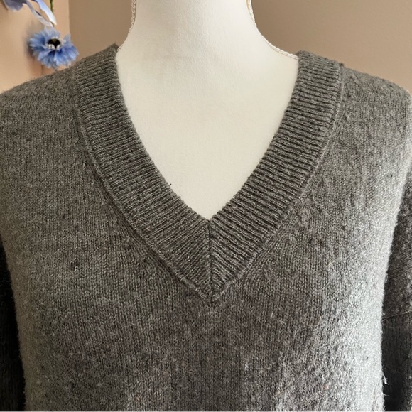 Madewell Donegal Bartlett V-Neck Pullover Sweater in Coziest Yarn Wool Blend - Picture 3 of 9